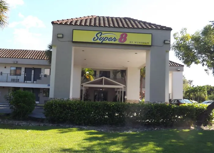 Super 8 By Wyndham Naples