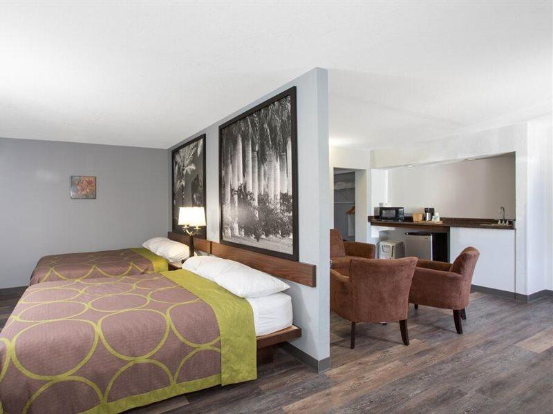 Super 8 By Wyndham Naples * Golden Gate