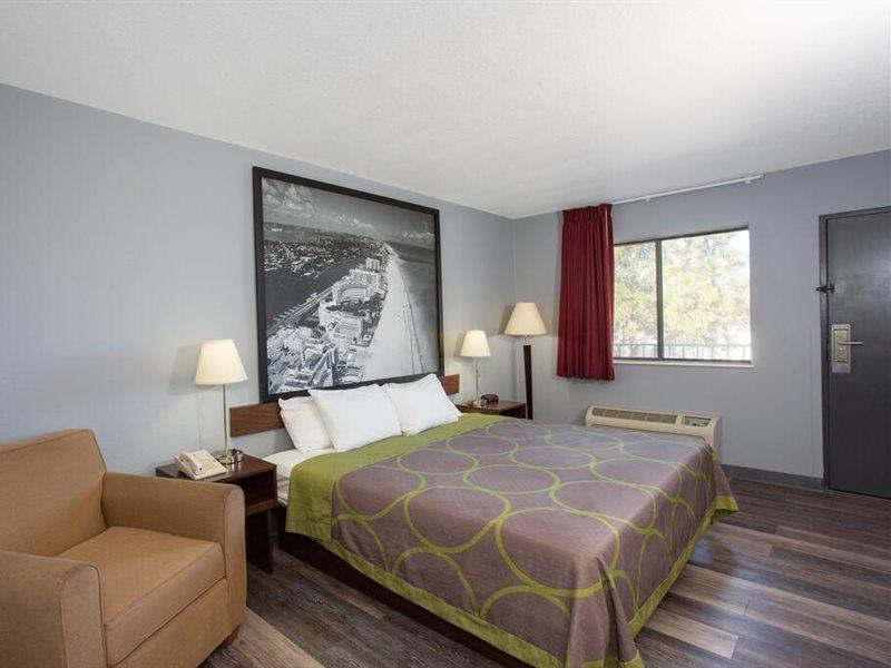 Super 8 By Wyndham Naples *