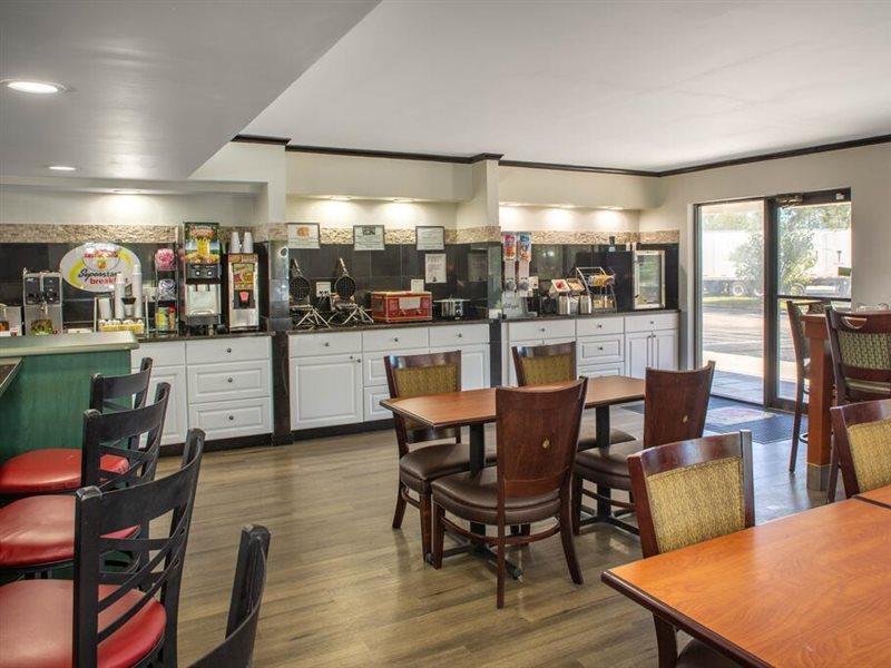 Super 8 By Wyndham Naples *