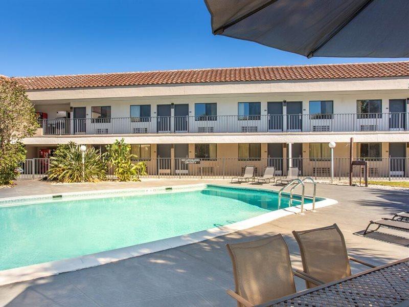 Super 8 By Wyndham Naples *