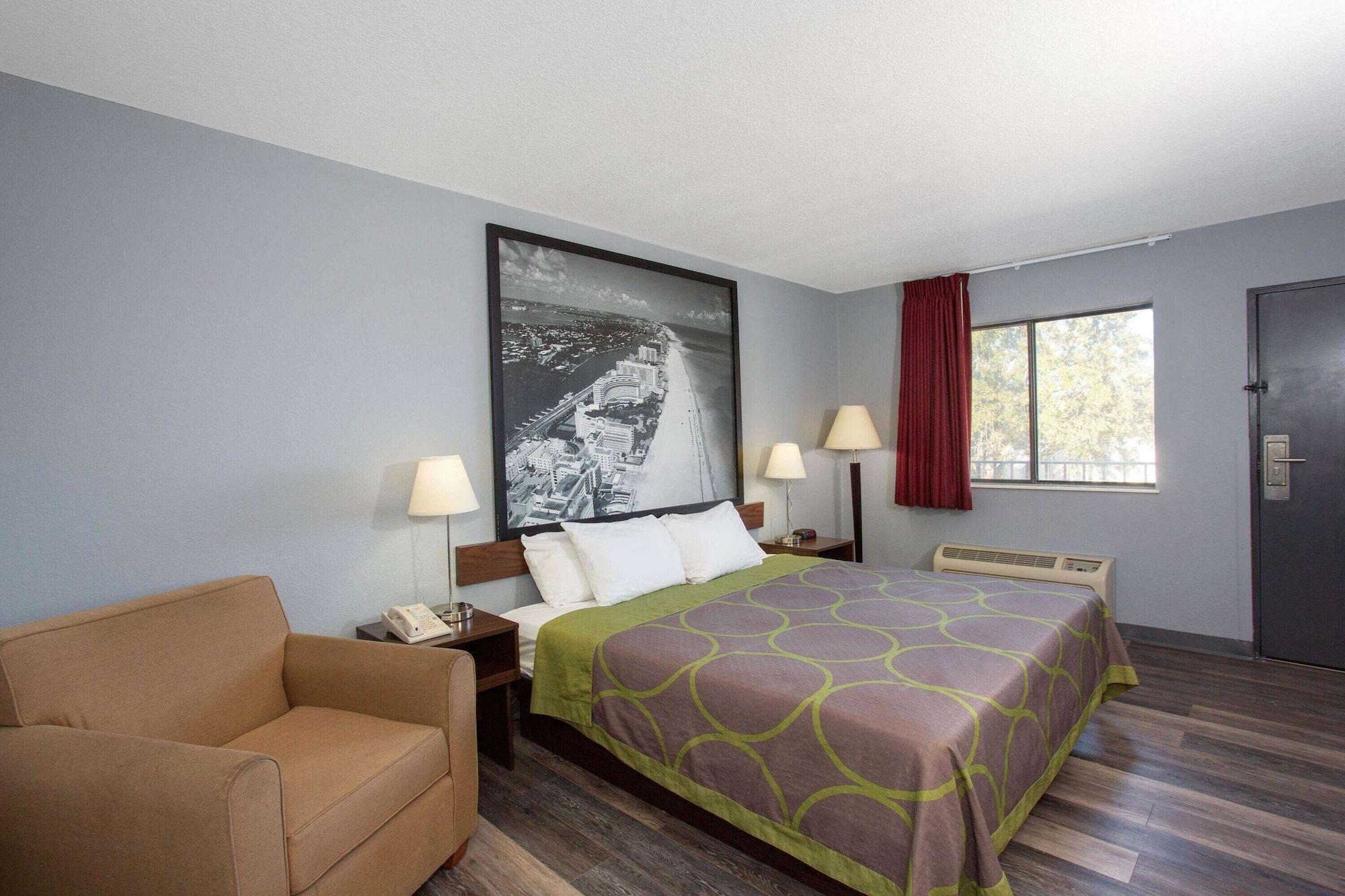 Super 8 By Wyndham Naples Hotel *