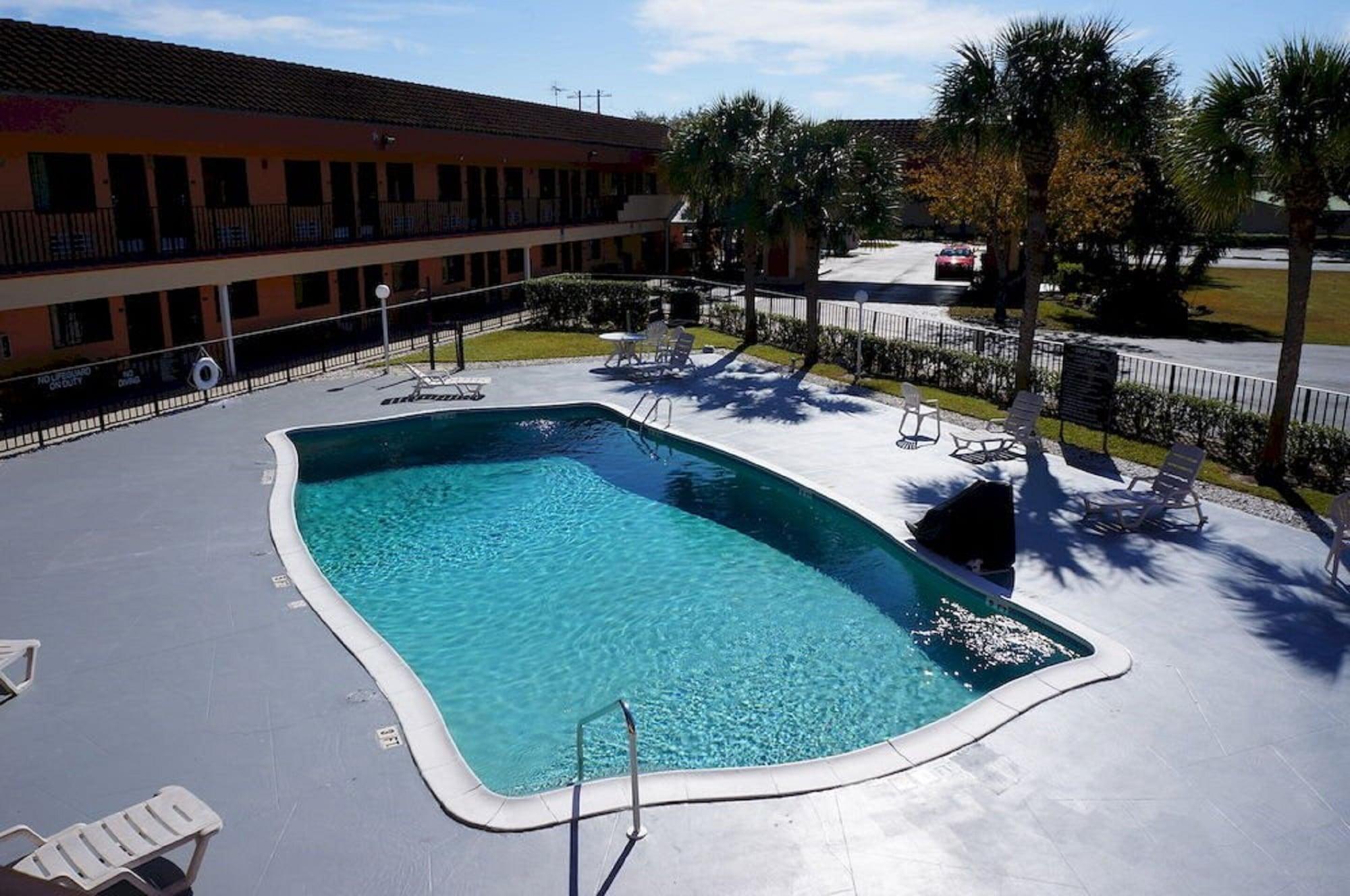 Super 8 By Wyndham Naples Hotel *