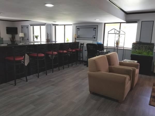 Super 8 By Wyndham Naples Hotel Golden Gate
