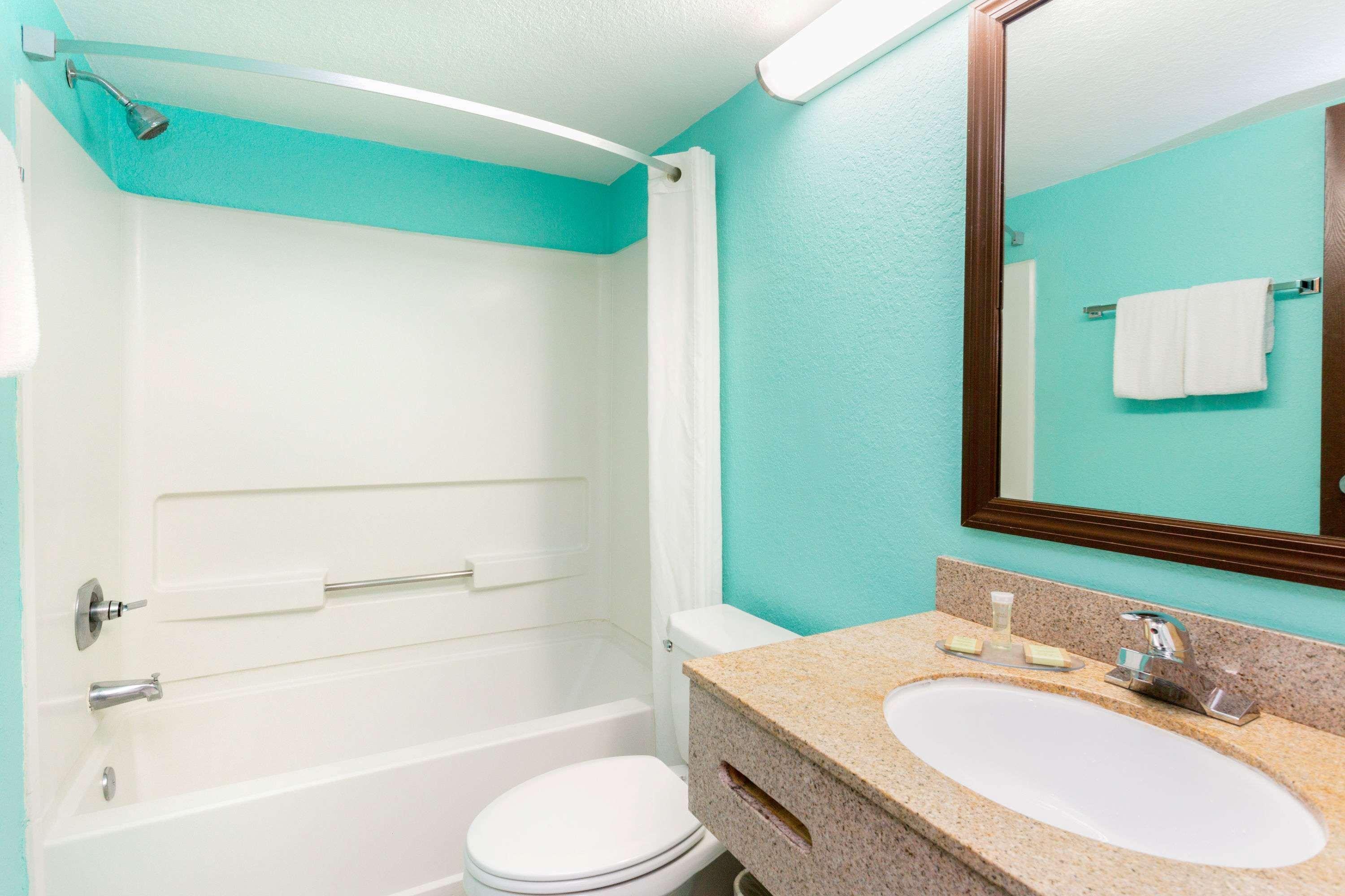 Super 8 By Wyndham Naples Hotel Golden Gate