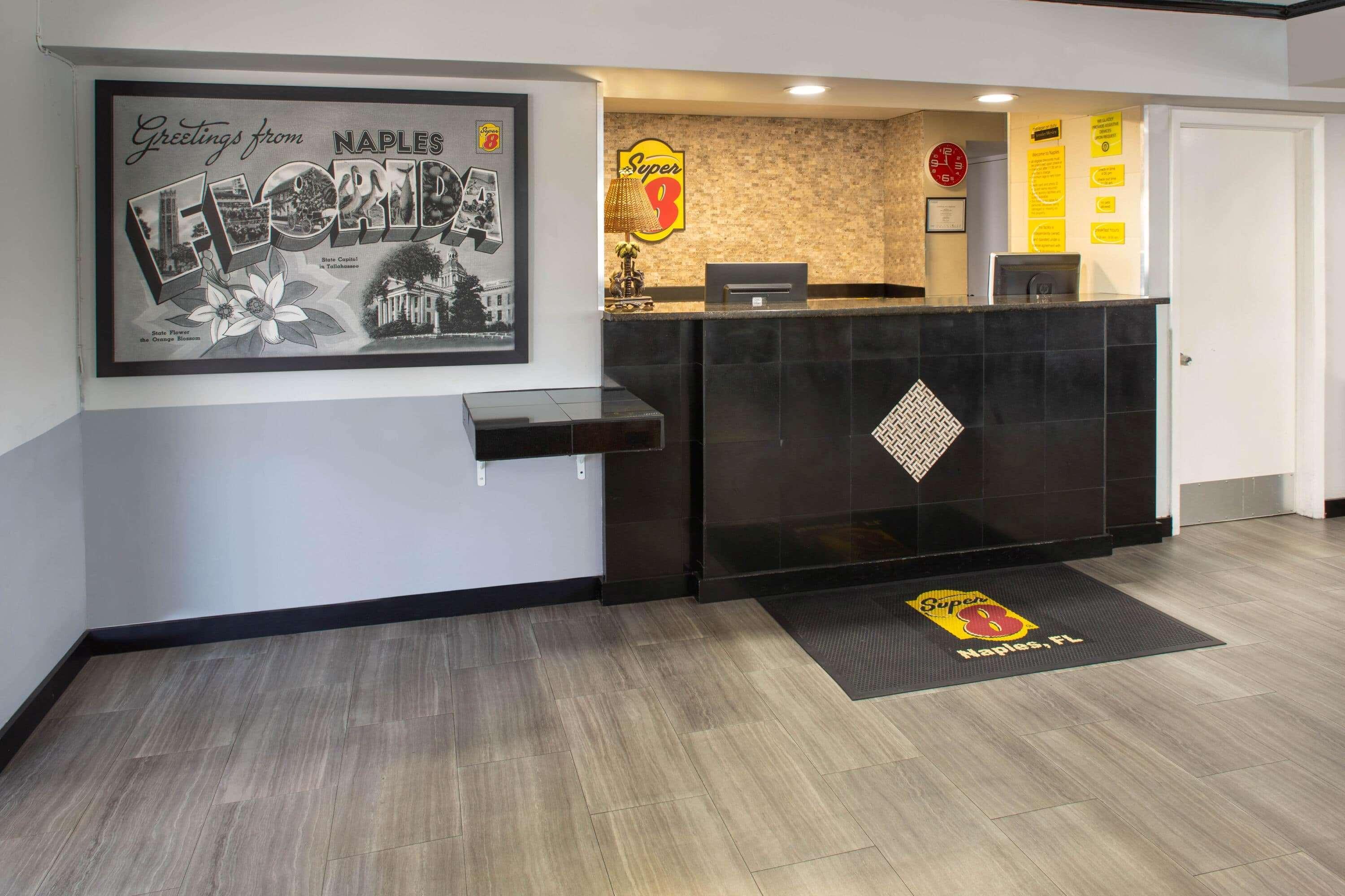 Super 8 By Wyndham Naples Hotel *