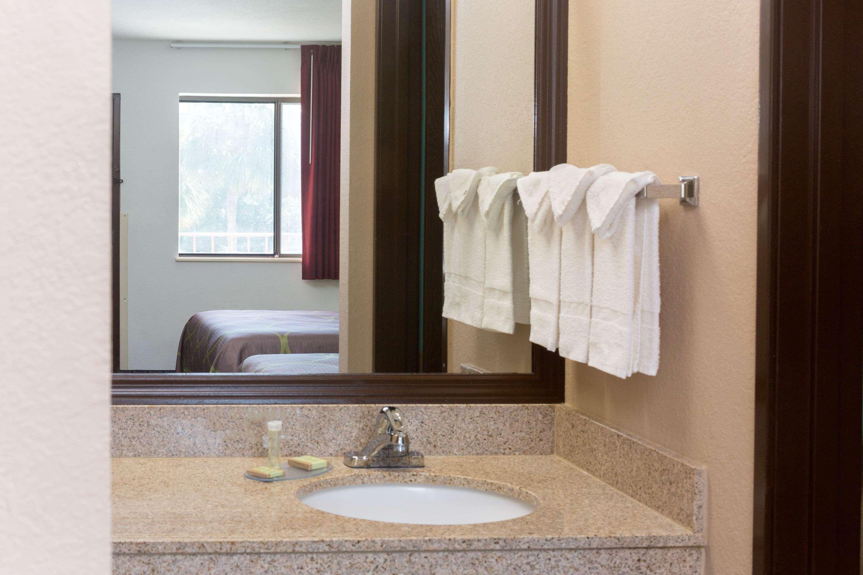 Super 8 By Wyndham Naples * Golden Gate