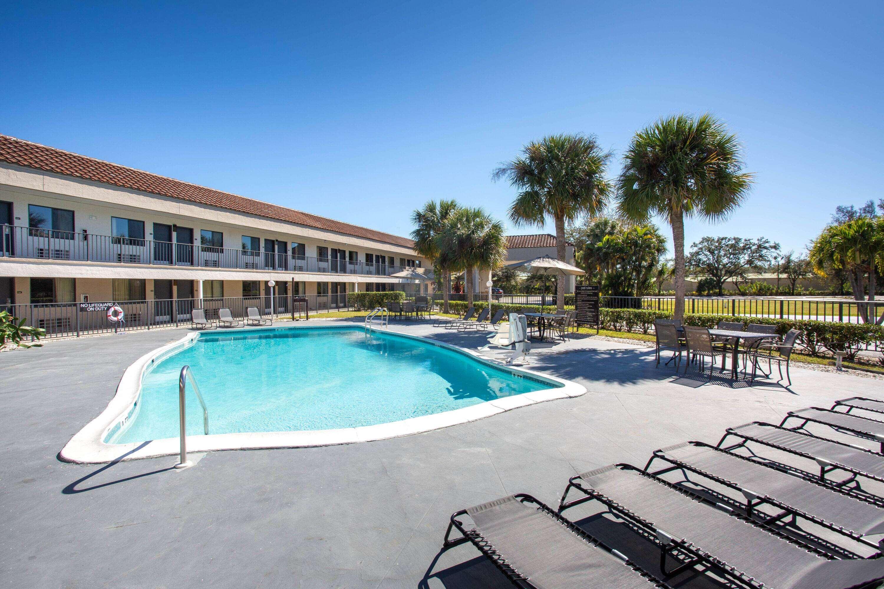 Hotel Super 8 By Wyndham Naples Golden Gate