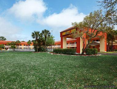 Super 8 By Wyndham Naples *