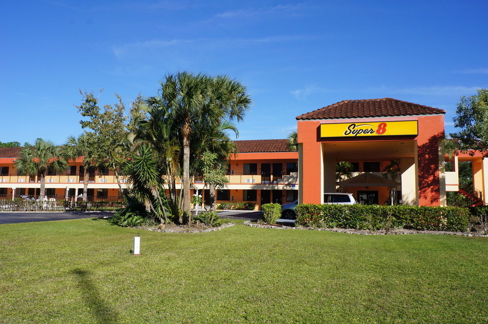 Super 8 By Wyndham Naples * Golden Gate