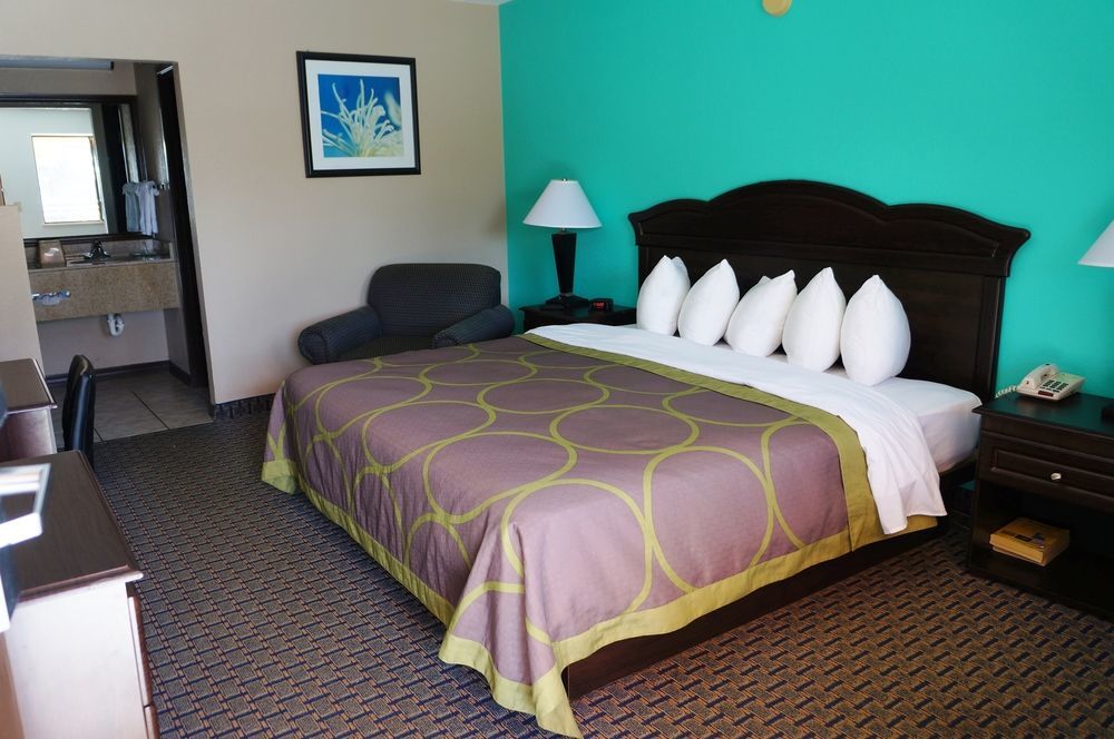 Super 8 By Wyndham Naples
