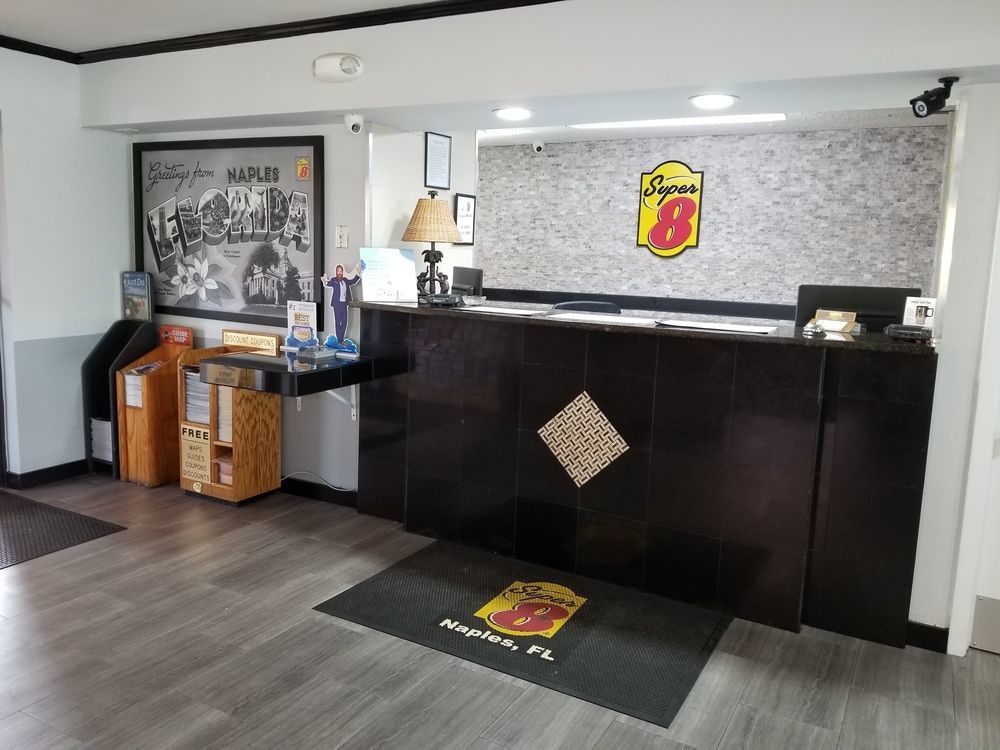Hotel Super 8 By Wyndham Naples Golden Gate