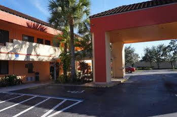 Super 8 By Wyndham Naples Hotel