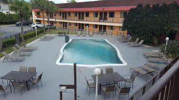 Super 8 By Wyndham Naples Hotel *