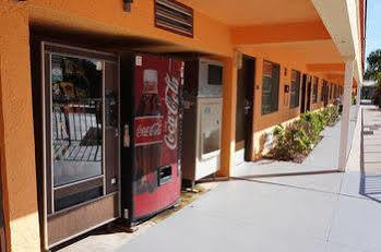 Super 8 By Wyndham Naples Hotel
