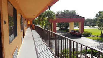 Super 8 By Wyndham Naples