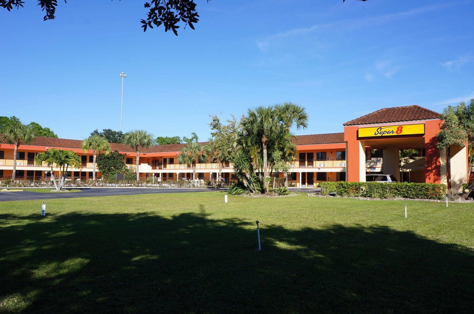 Super 8 By Wyndham Naples Golden Gate