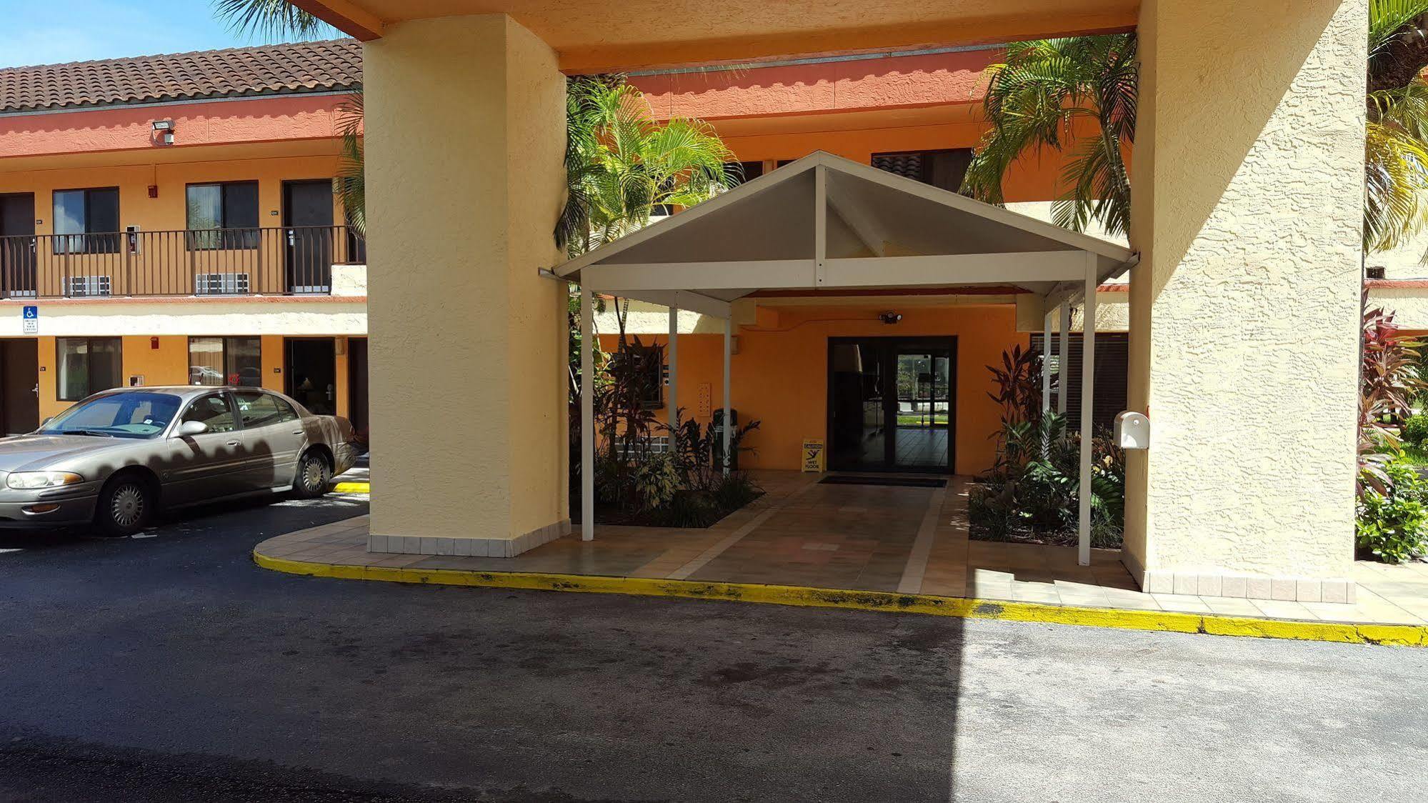 Super 8 By Wyndham Naples *
