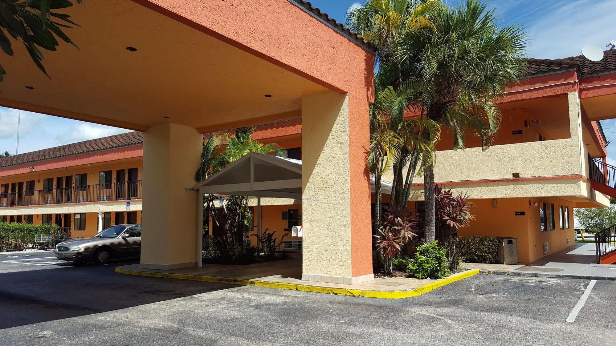 Super 8 By Wyndham Naples Hotel Golden Gate