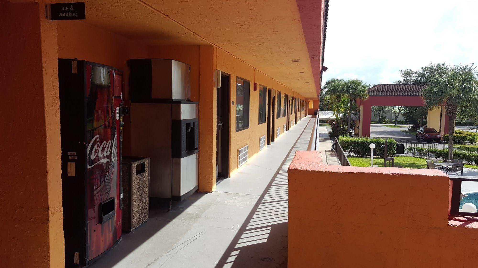 Hotel Super 8 By Wyndham Naples