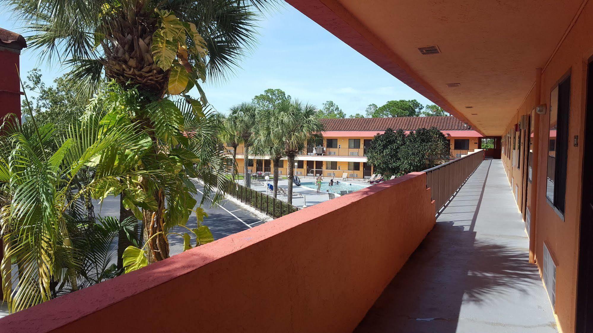 Super 8 By Wyndham Naples Golden Gate