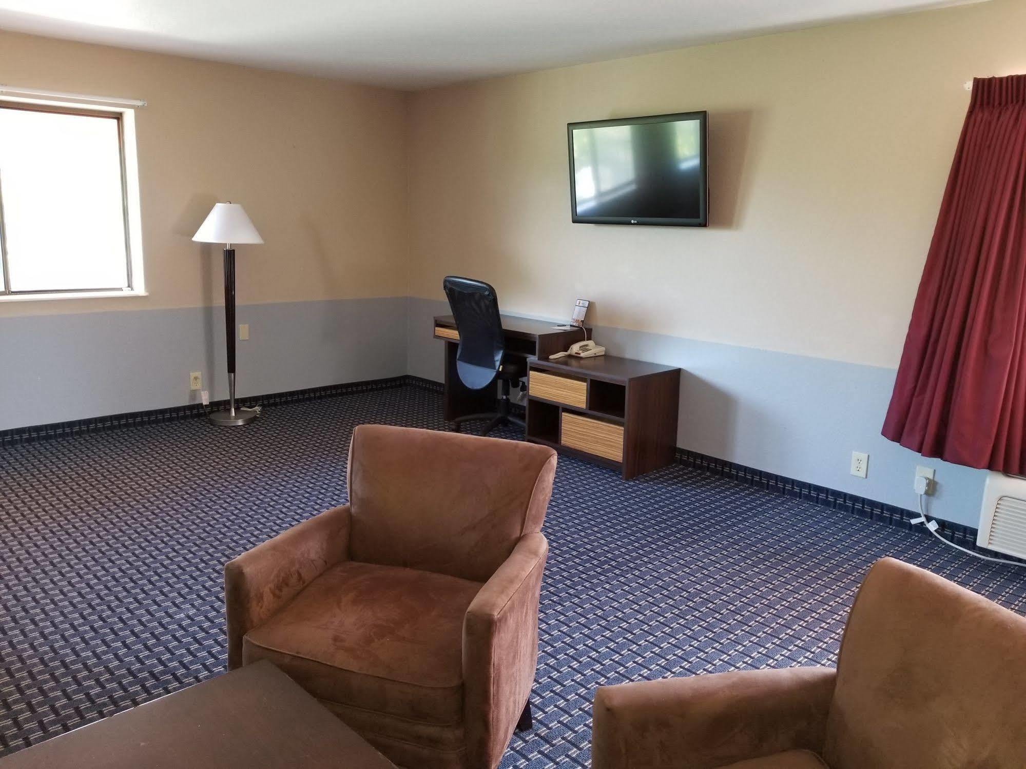 Super 8 By Wyndham Naples * Golden Gate