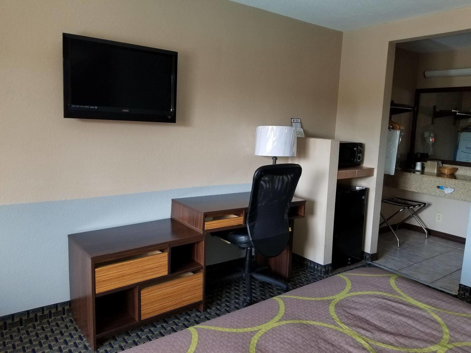 Super 8 By Wyndham Naples Hotel Golden Gate