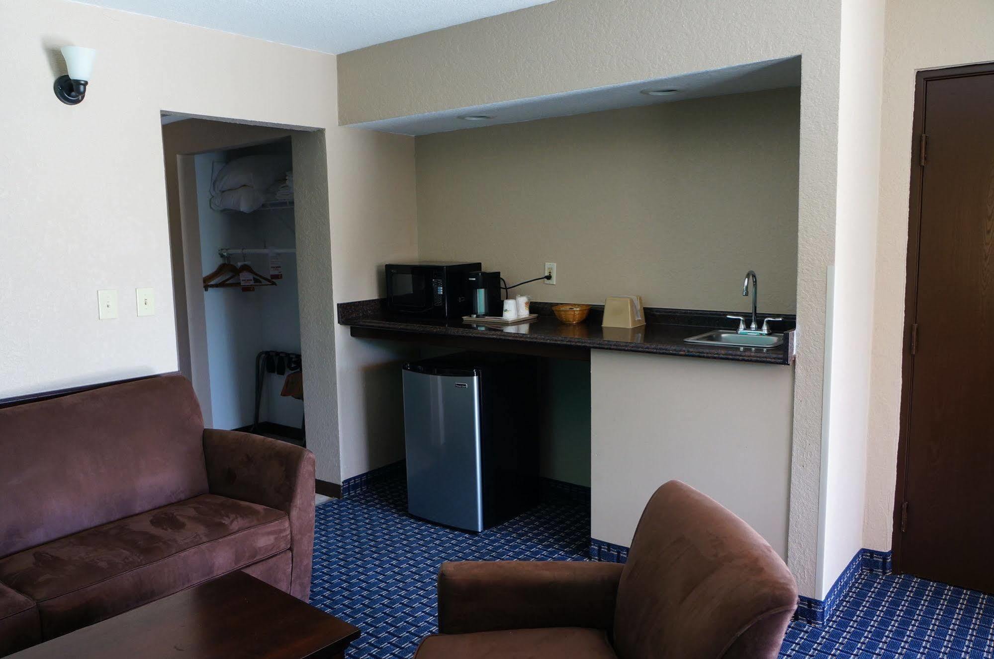 Super 8 By Wyndham Naples *