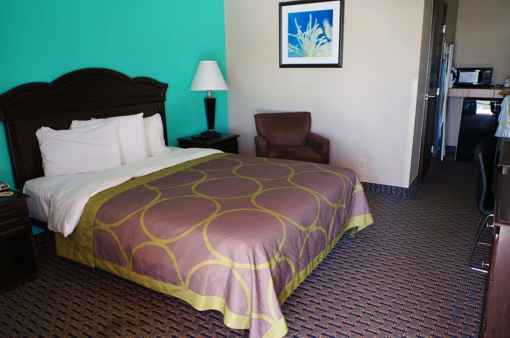 Super 8 By Wyndham Naples *