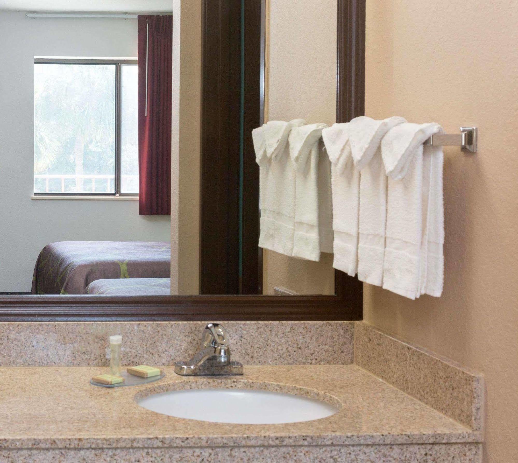 Hotel Super 8 By Wyndham Naples Golden Gate