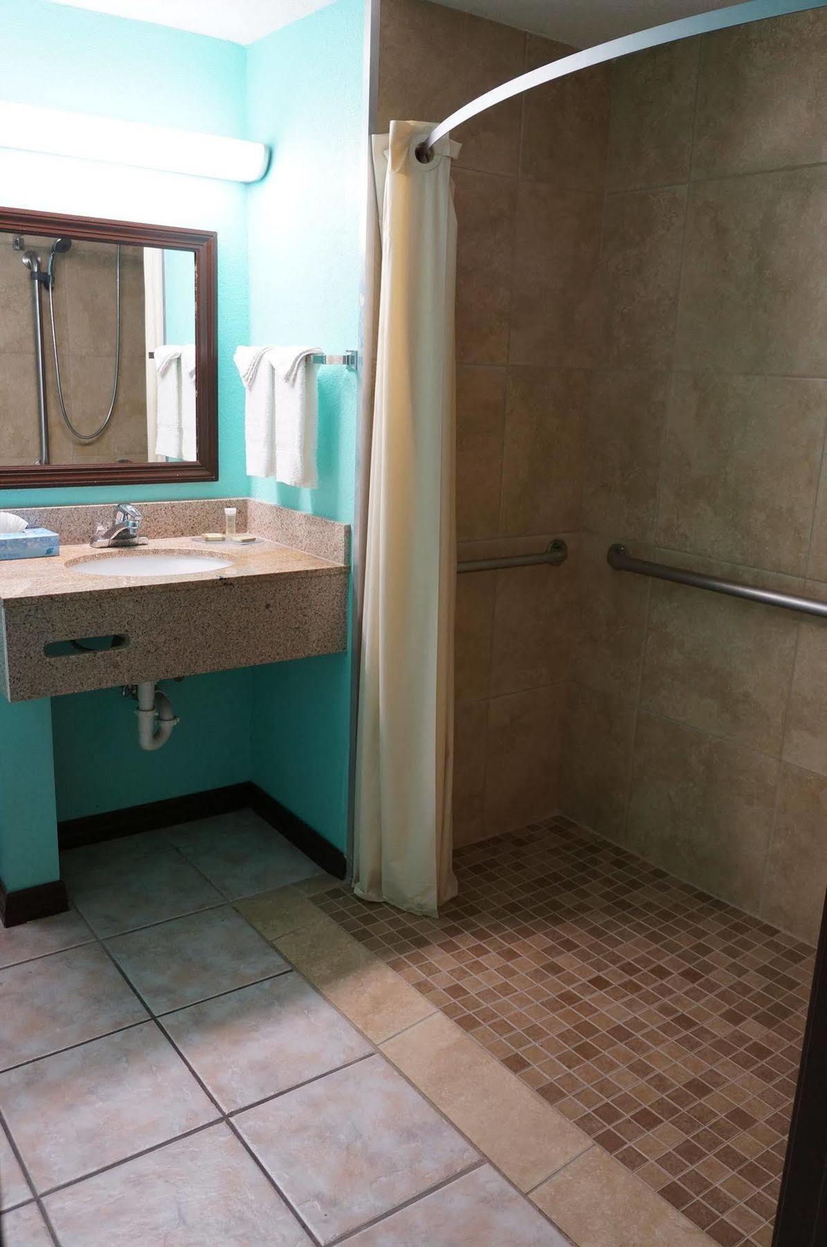 Super 8 By Wyndham Naples Hotel Golden Gate