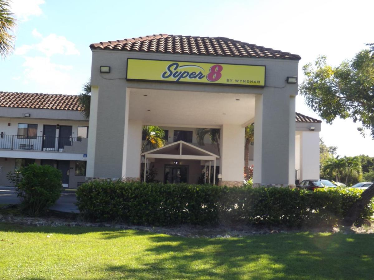 Super 8 By Wyndham Naples *