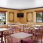 Super 8 By Wyndham Naples 