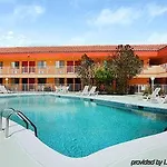 Super 8 By Wyndham Naples 