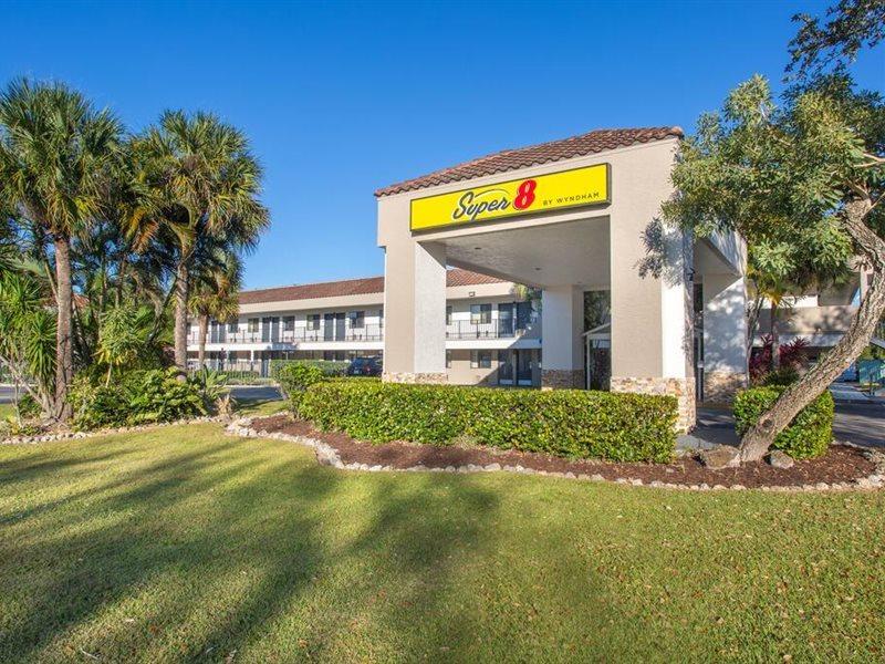 Super 8 By Wyndham Naples Hotel