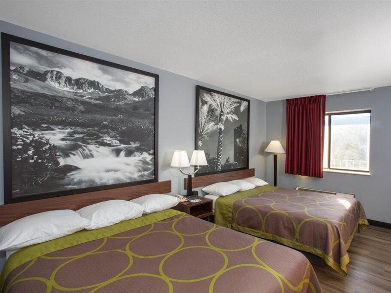 Super 8 By Wyndham Naples Hotel