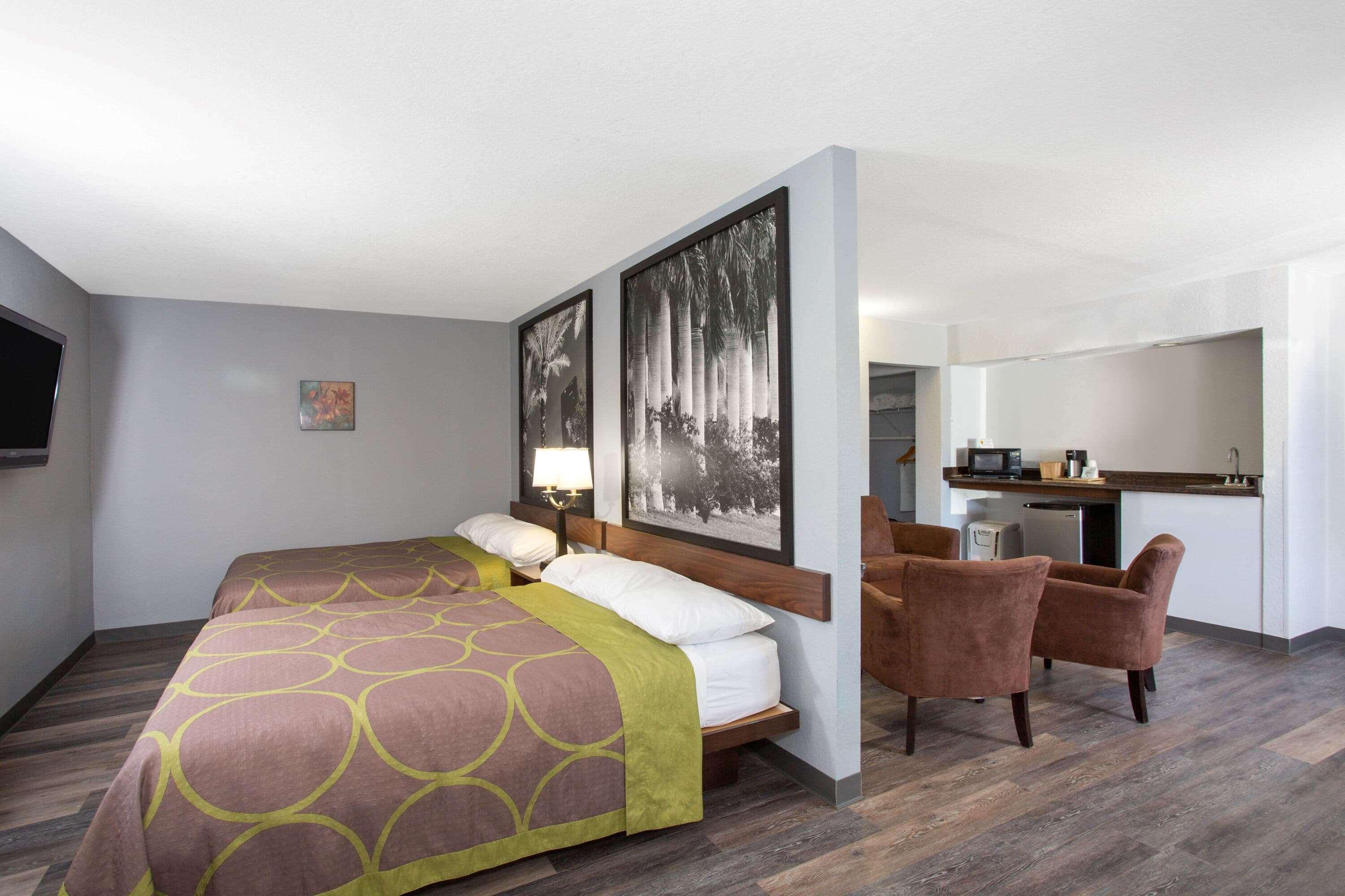 Super 8 By Wyndham Naples * Golden Gate