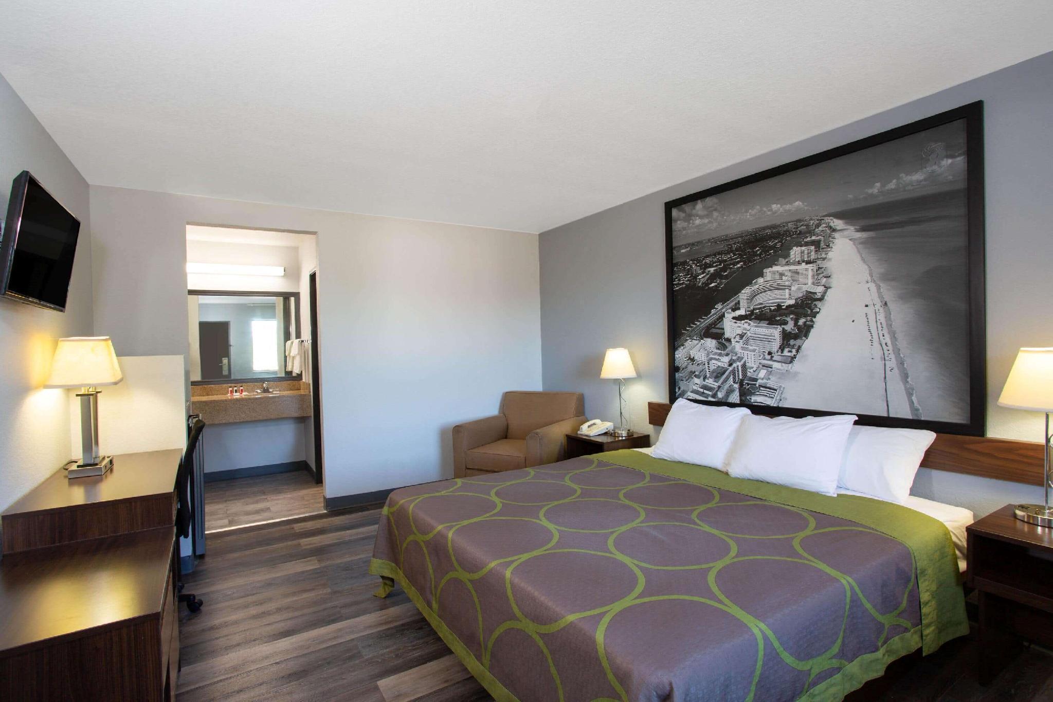 Super 8 By Wyndham Naples