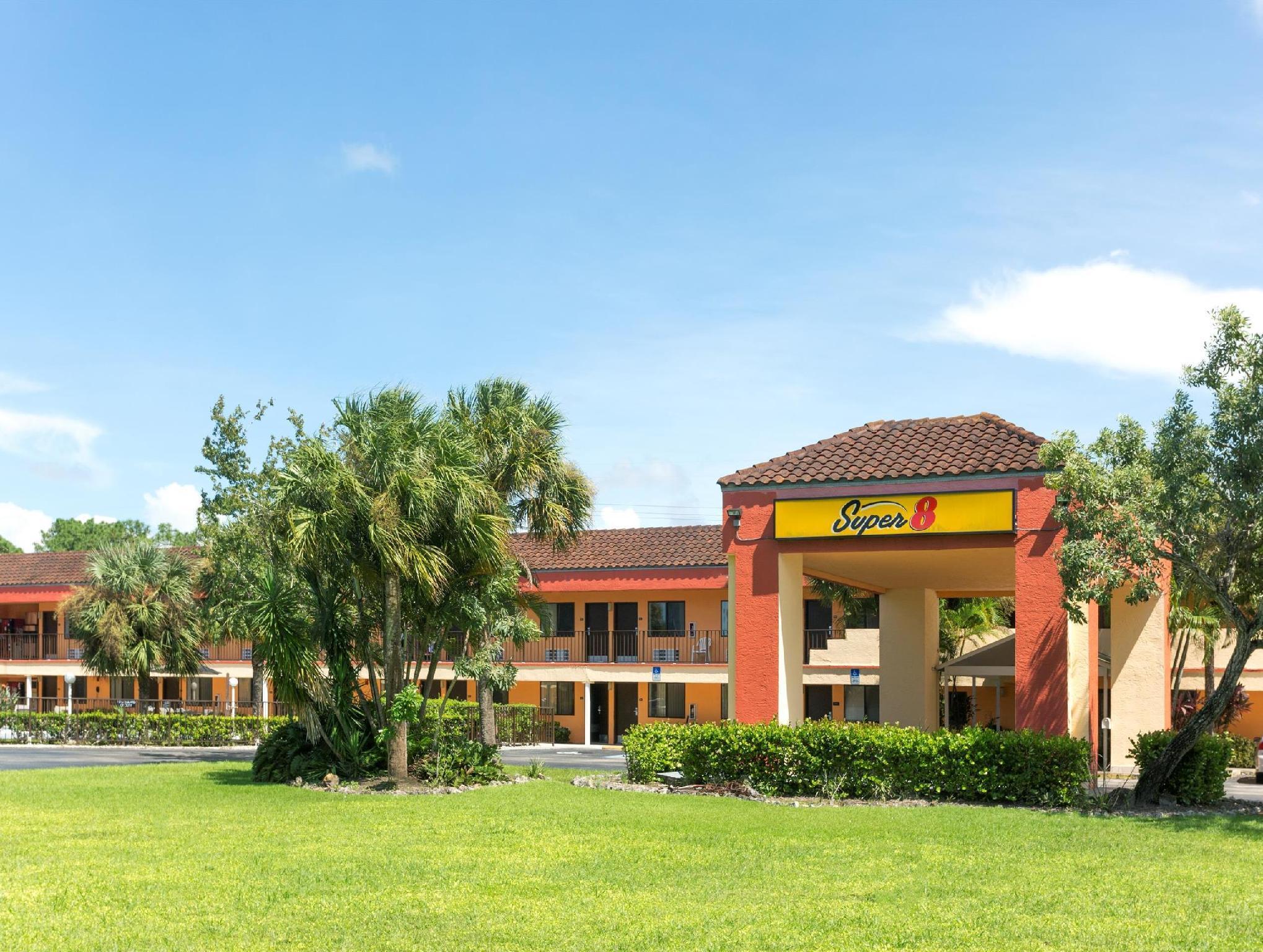 Super 8 By Wyndham Naples Hotel