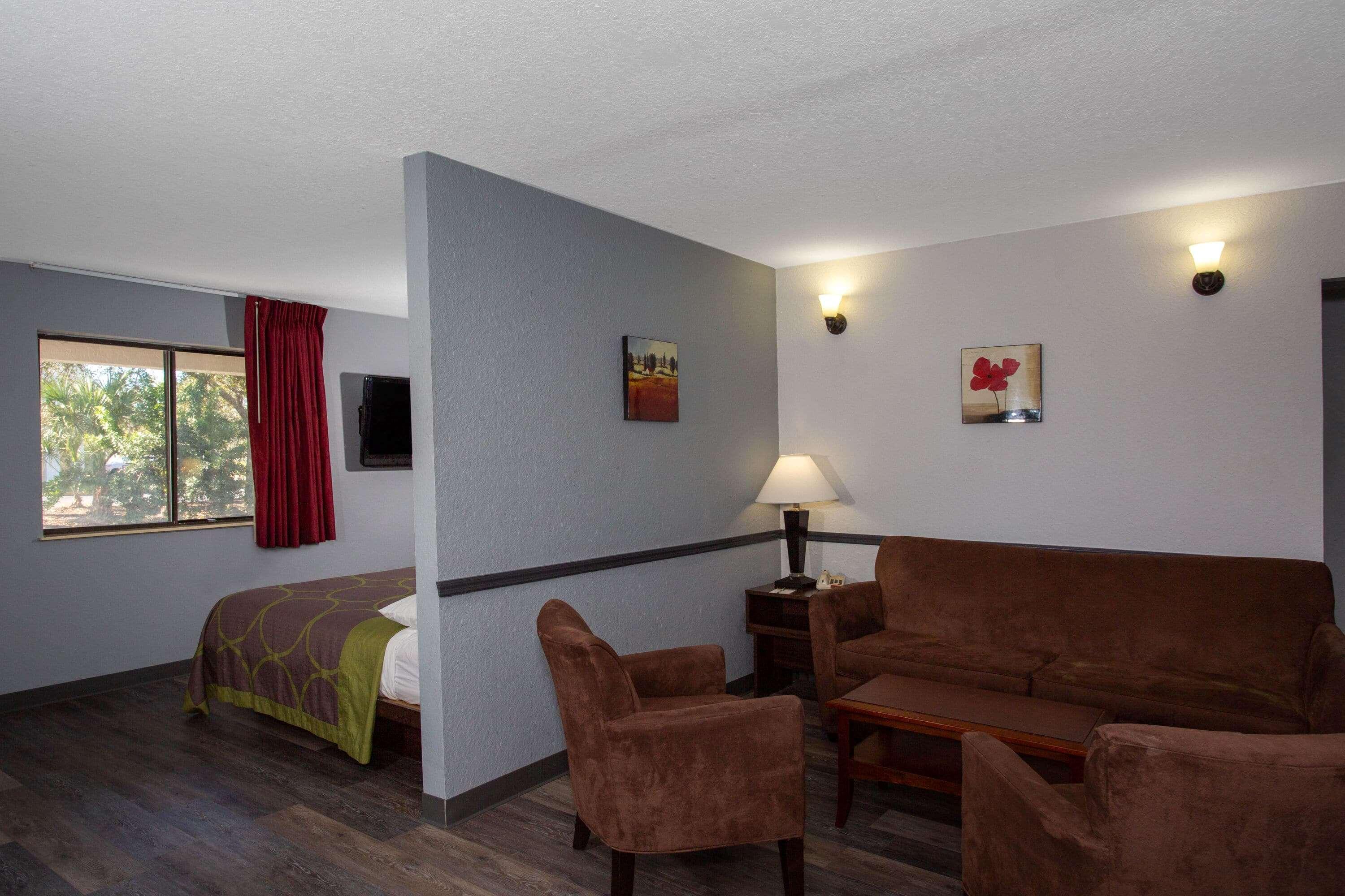 Super 8 By Wyndham Naples Hotel