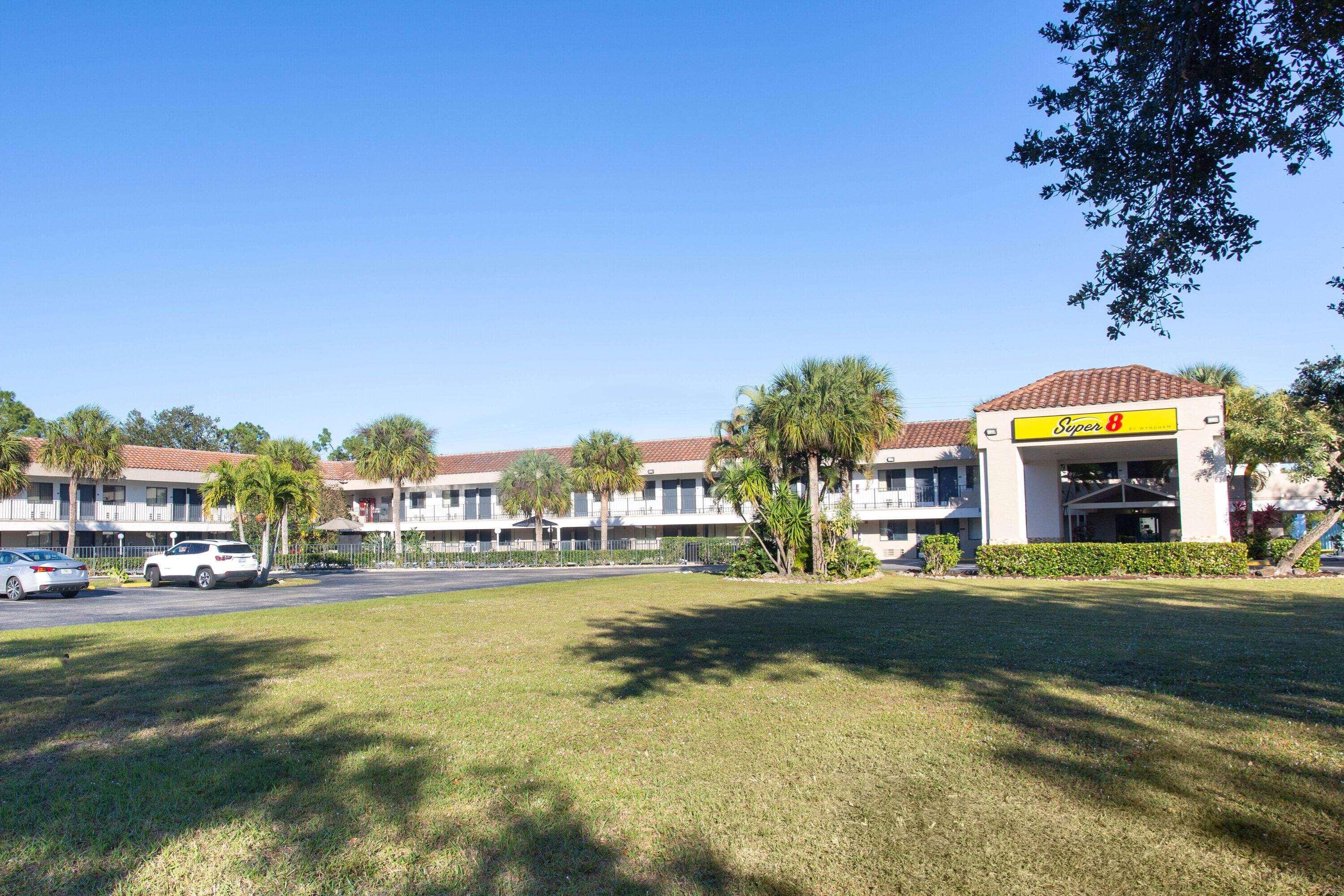 Super 8 By Wyndham Naples Hotel