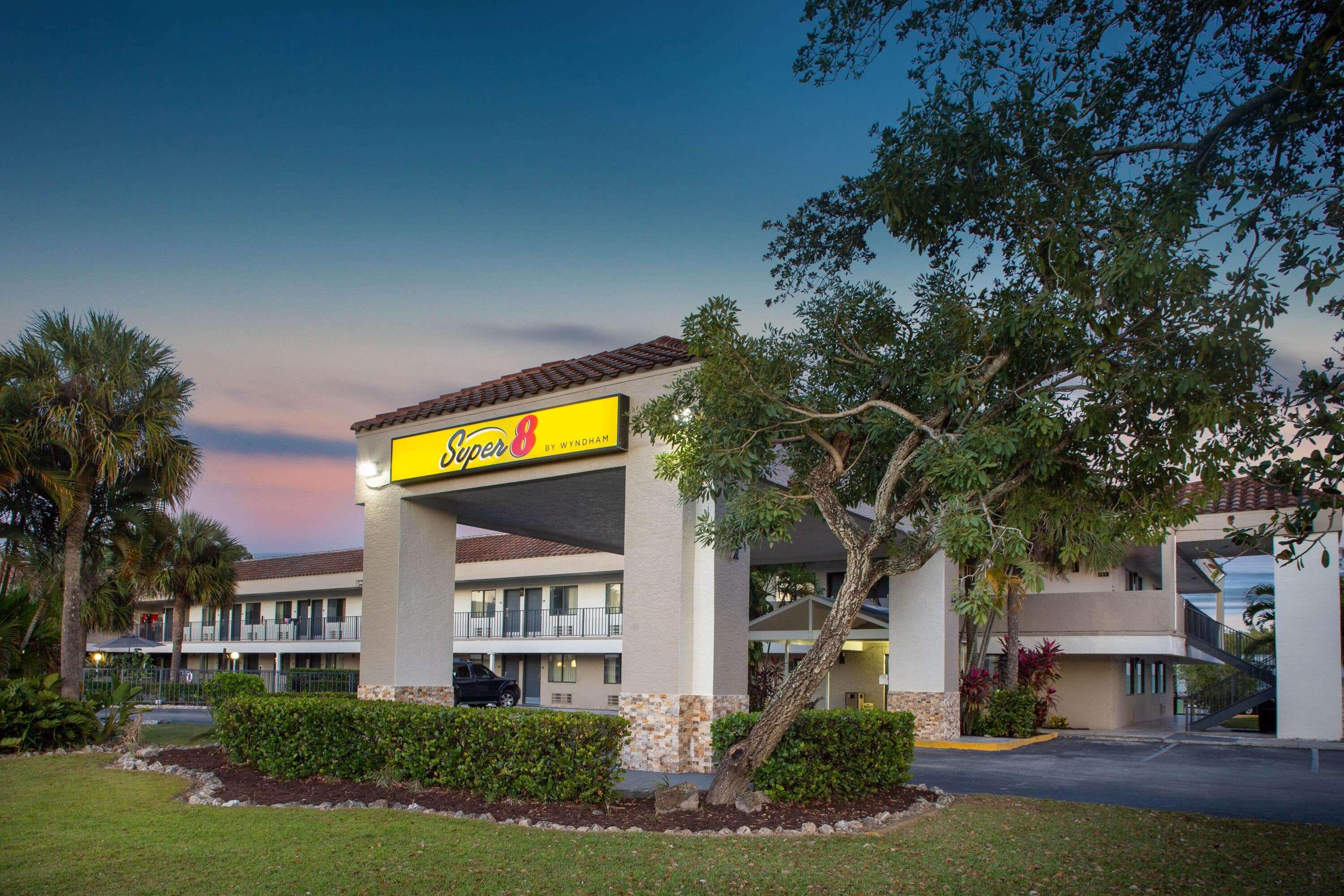 Super 8 By Wyndham Naples Hotel *