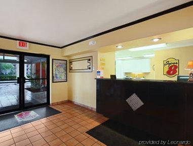 Super 8 By Wyndham Naples Hotel
