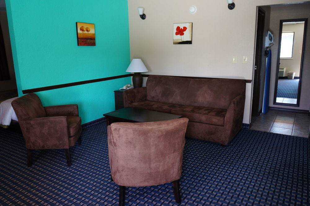 Super 8 By Wyndham Naples Hotel