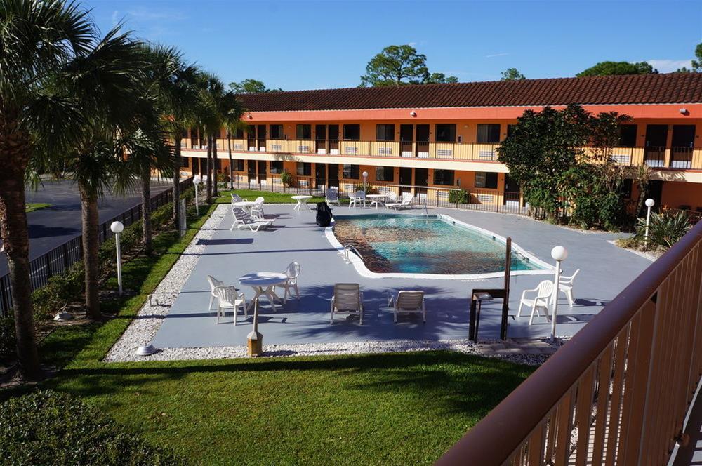Super 8 By Wyndham Naples Golden Gate