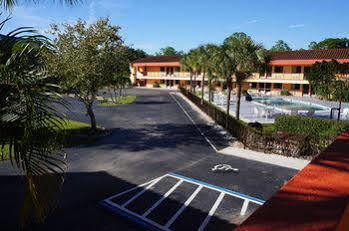 Super 8 By Wyndham Naples Hotel