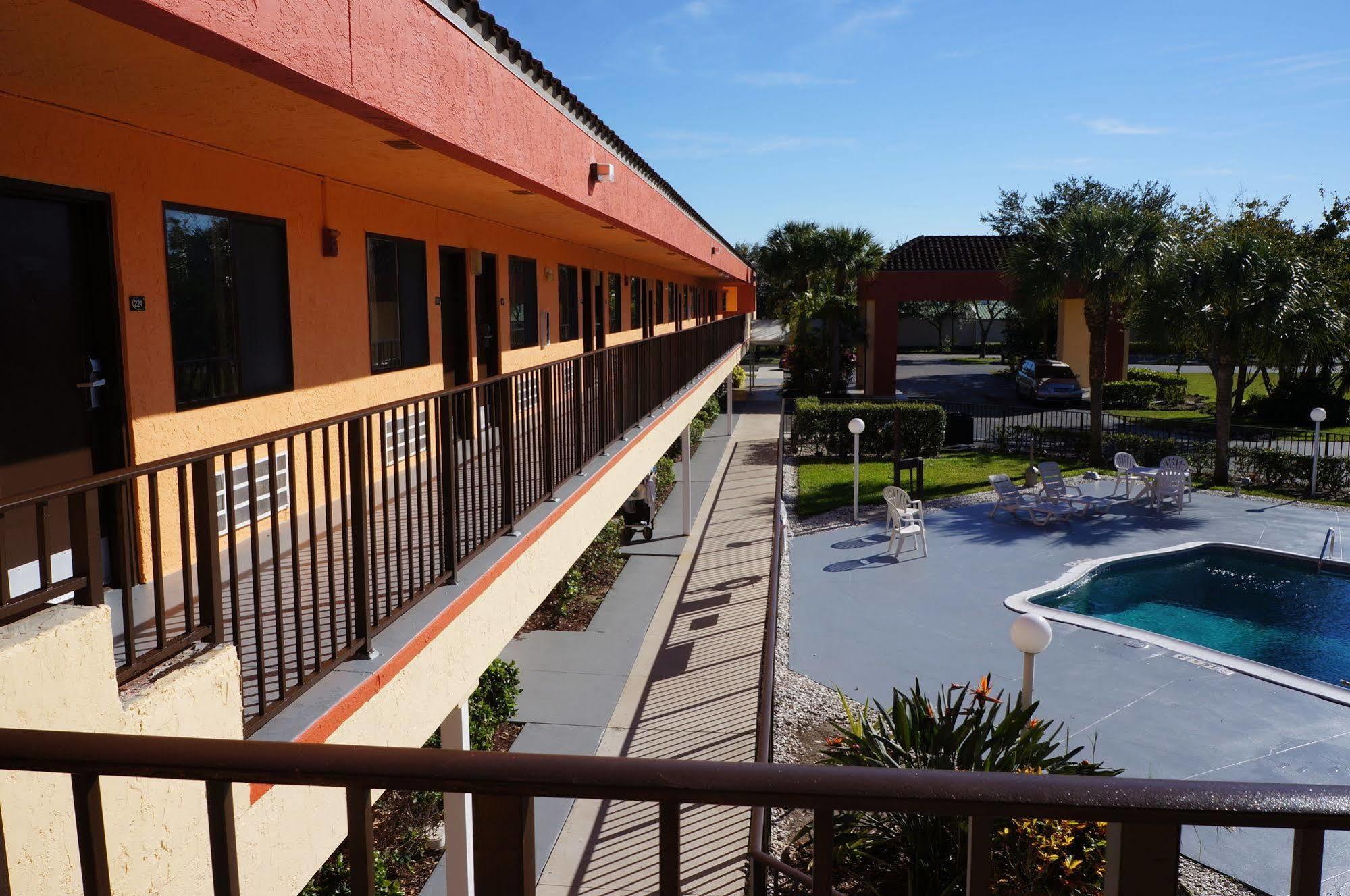 Super 8 By Wyndham Naples