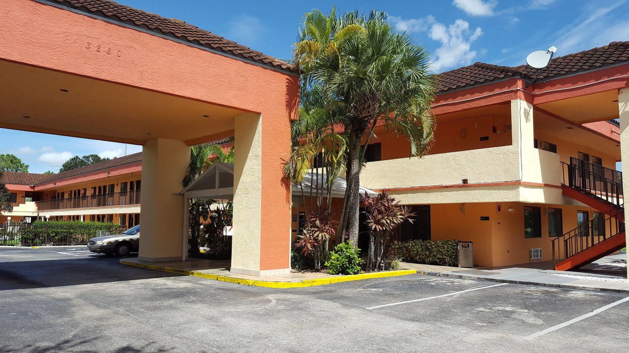 Super 8 By Wyndham Naples Hotel *