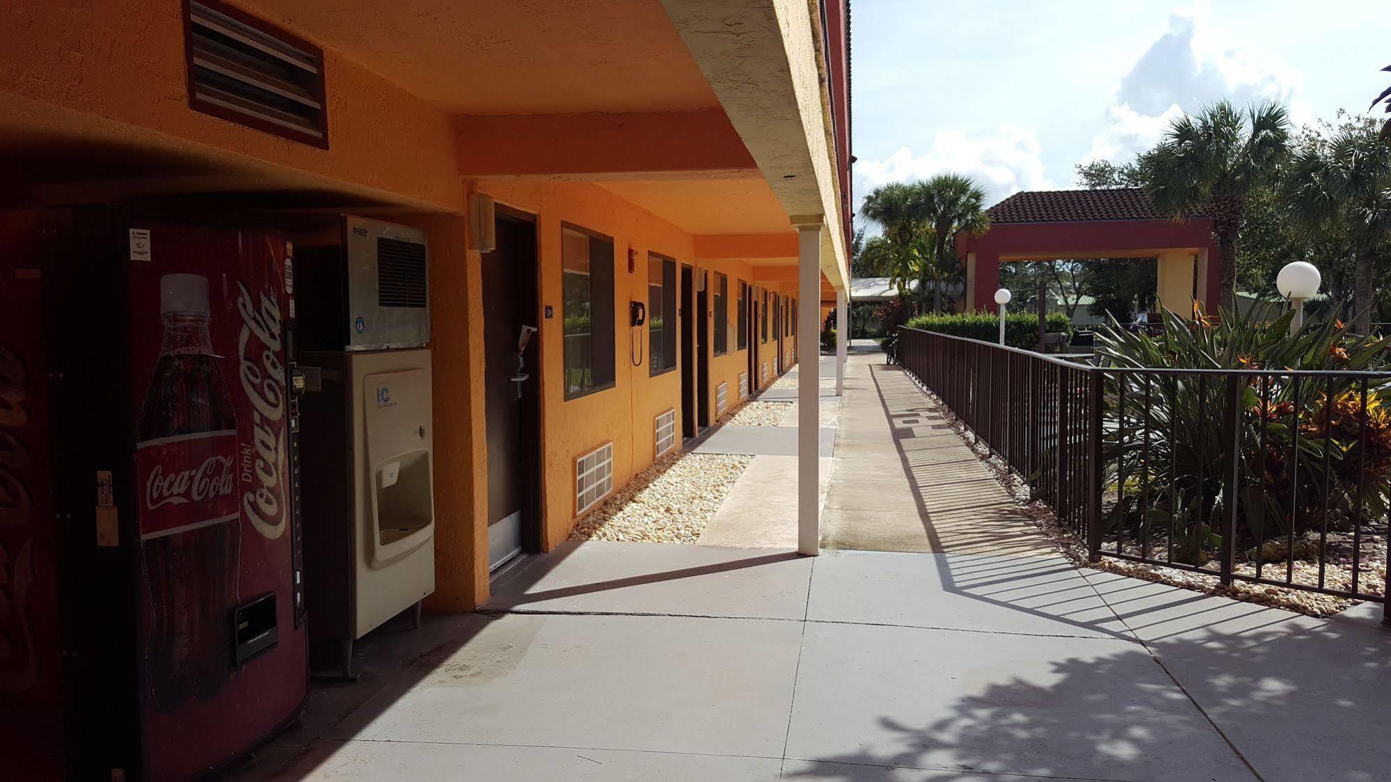 Hotel Super 8 By Wyndham Naples