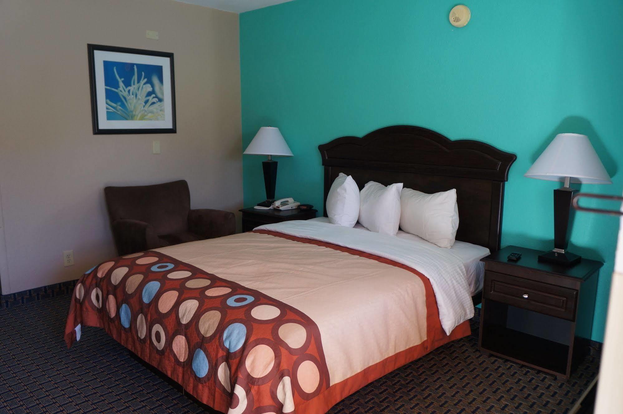Super 8 By Wyndham Naples Hotel *